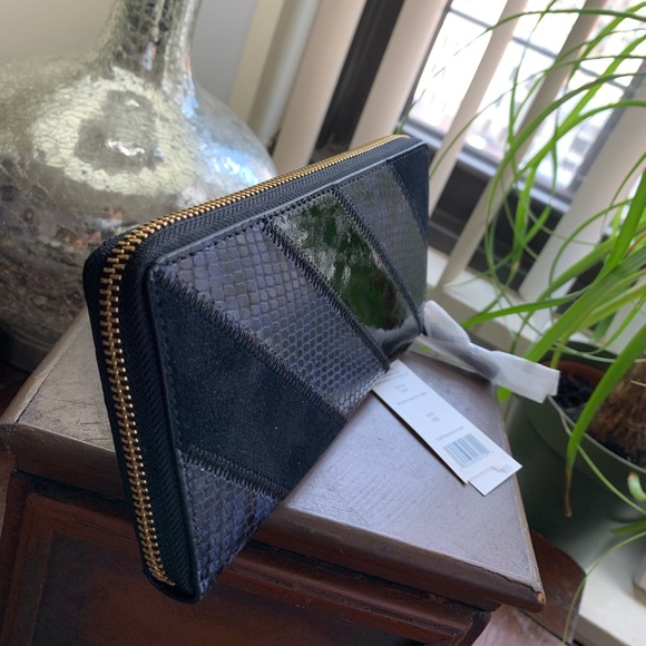 Authentic Tory Burch snake/velvet leather zip around continental wallet🦋 - Picture 3 of 8